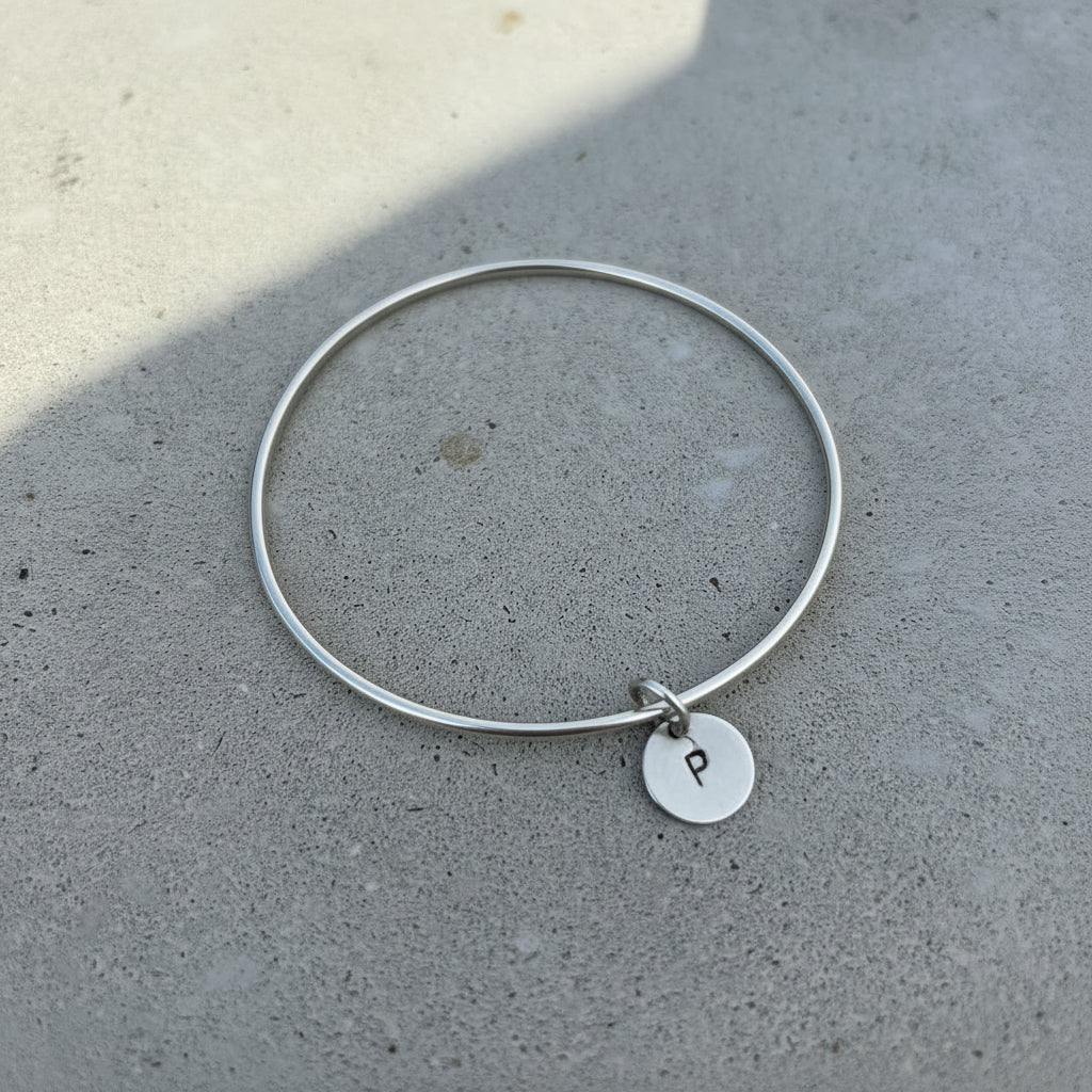 Pulsera de plata con dije personalizado de inicial 