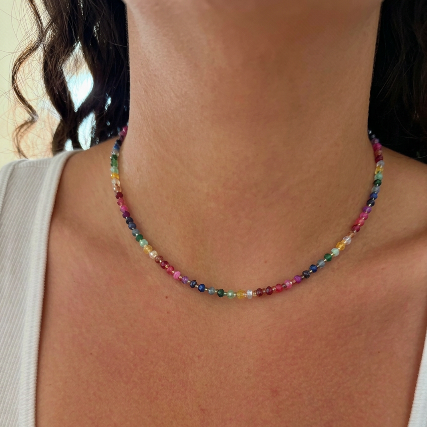 Modelo con Gargantilla Rainbow